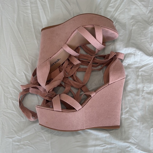 Pink platform tie heels - Picture 2 of 3